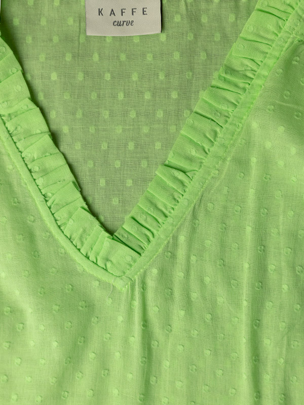 CAMMI FRILL - Grøn bluse med flæser fra Kaffe Curve