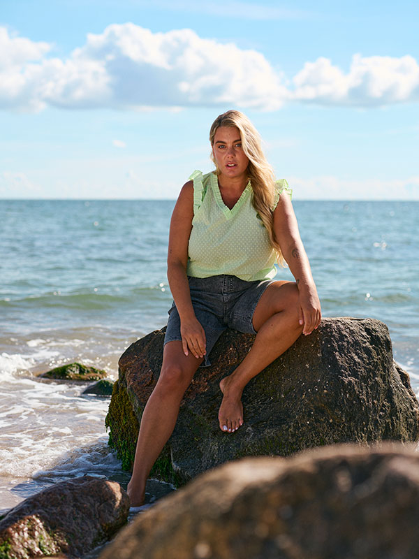 CAMMI FRILL - Grøn bluse med flæser fra Kaffe Curve