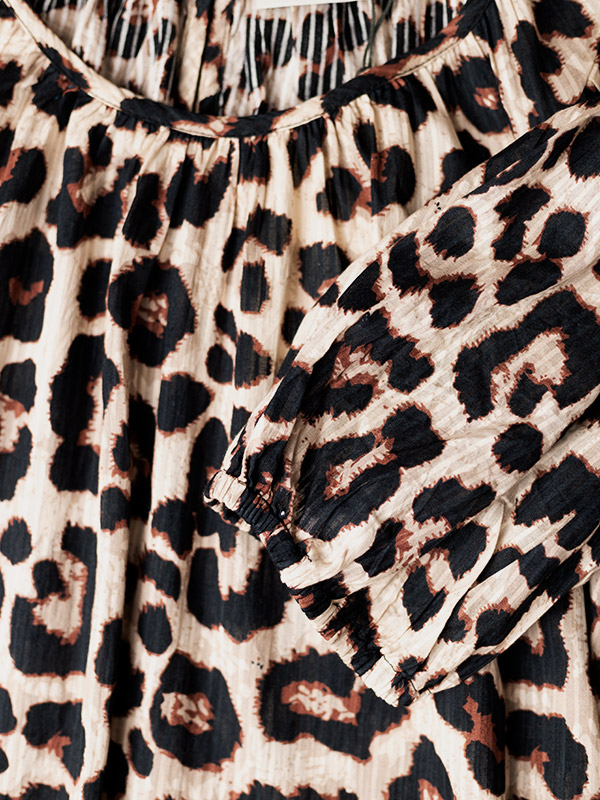 SALMI - Lang kjole i leopardprint fra Kaffe Curve
