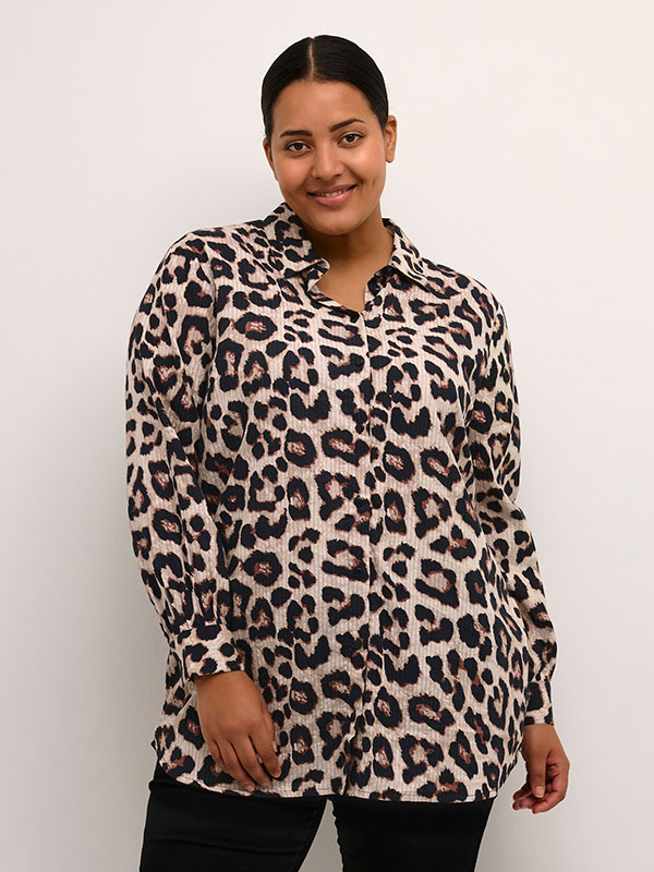 SALMI - Skjorte i leopardprint fra Kaffe Curve