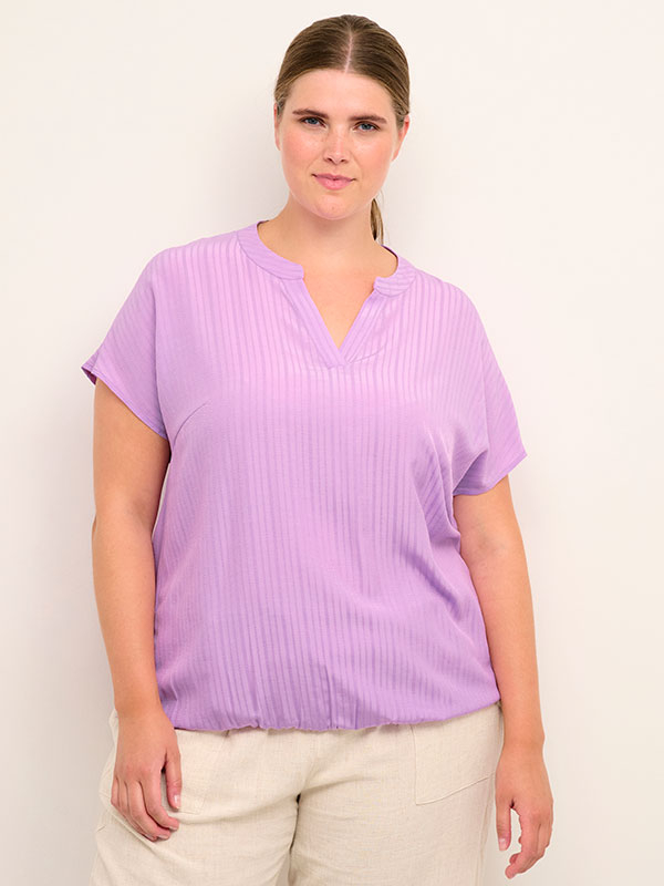 DANNI - Lilla bluse i stribet stof fra Kaffe Curve