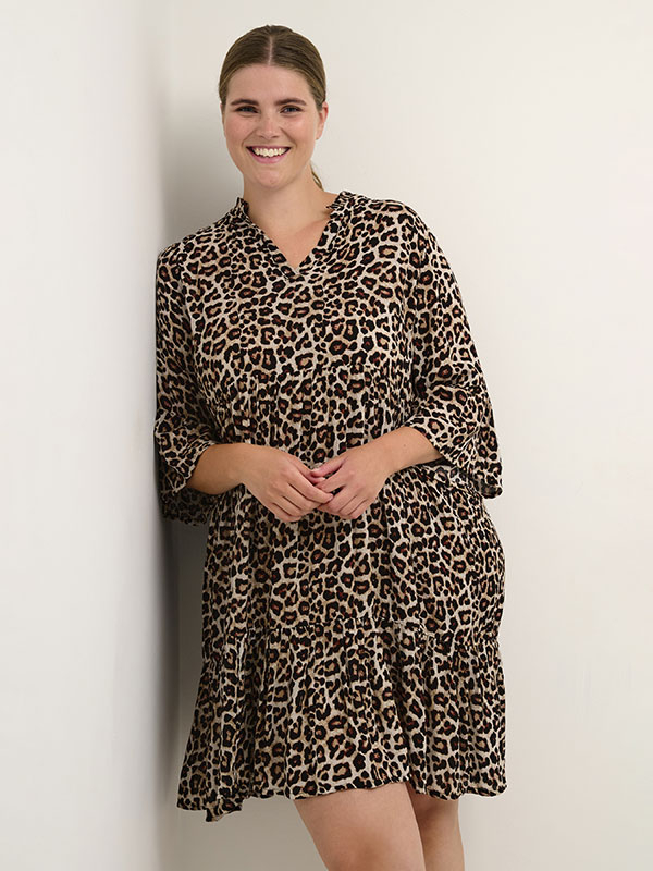 ISMA - Viskose kjole med flot leo print fra Kaffe Curve