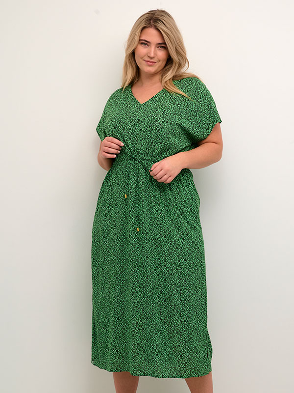 ISMA - Lang grøn kjole med blomsterprint og bindebånd fra Kaffe Curve