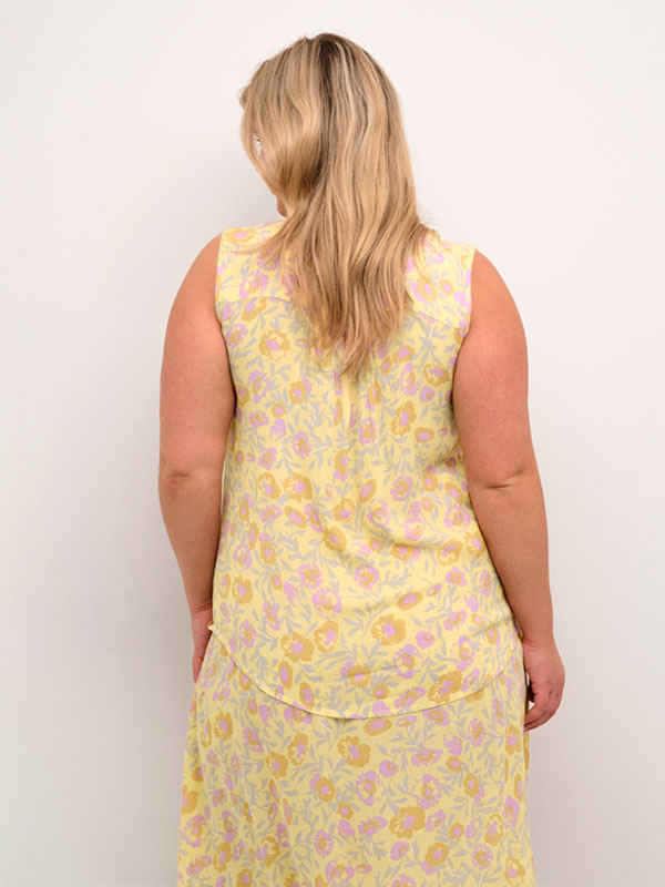 ISMA - Gul viskose top med blomsterprint fra Kaffe Curve