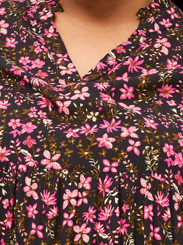 MARACA - Kjole i crépet viskose med pinke blomster fra Kaffe Curve