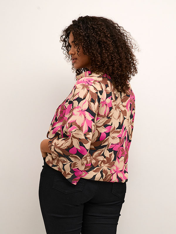 DORY - Viskose bluse med pink blomsterprint  fra Kaffe Curve