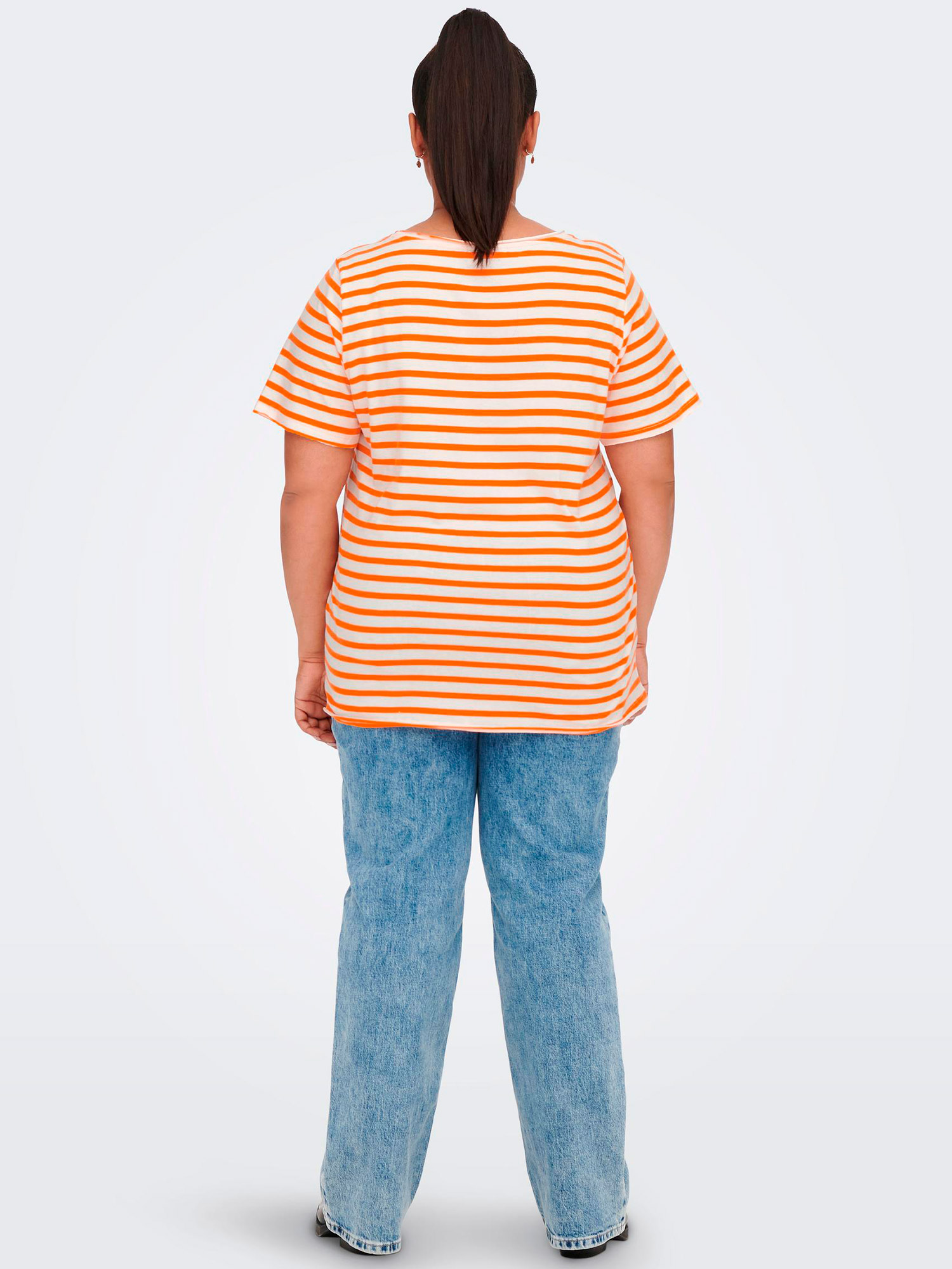 Carlife - Lækker bomulds t-shirt med råhvide og orange striber fra Only Carmakoma