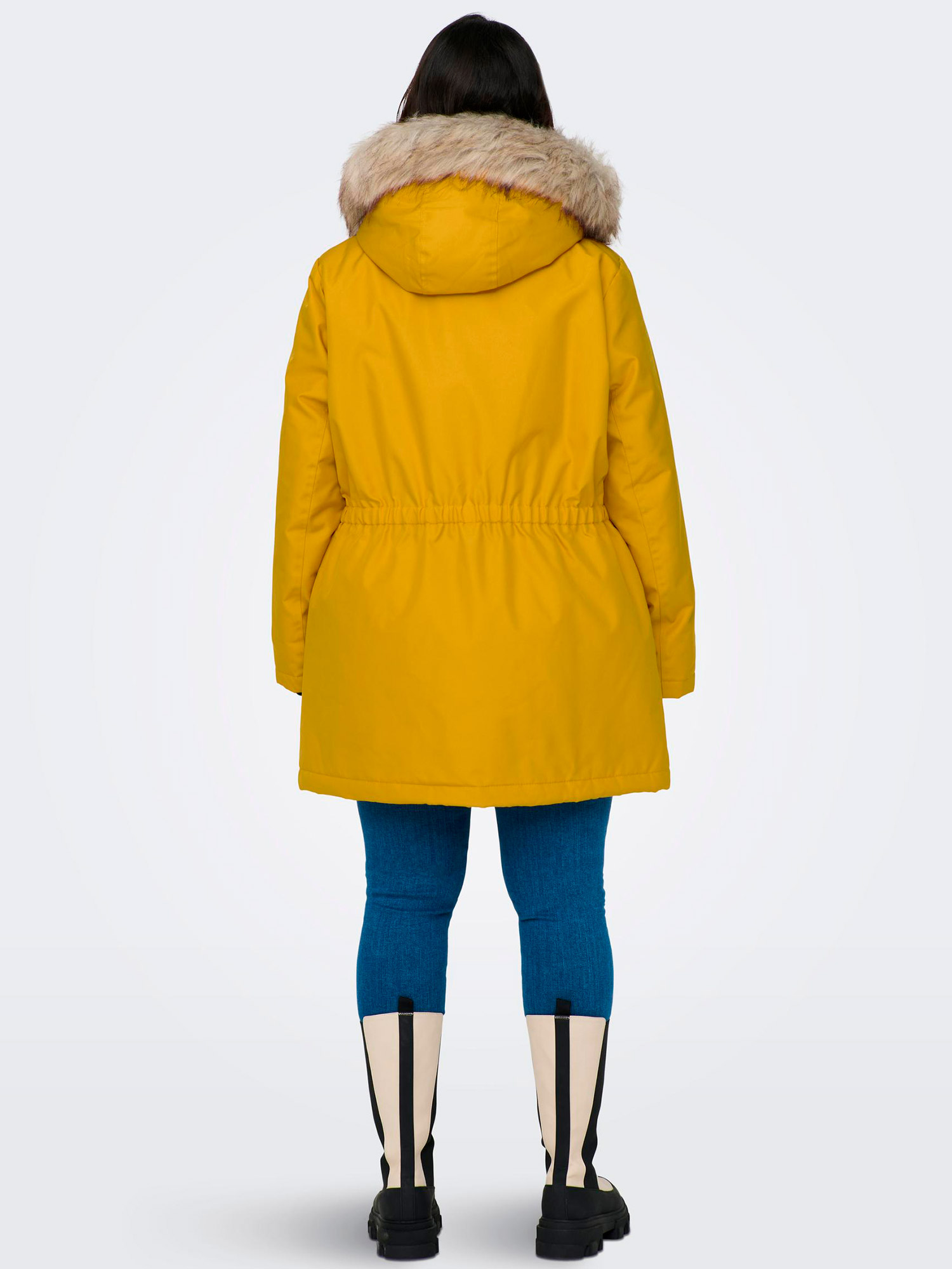 IRENA - Vinter jakke i sennepsgul med hætte og aftagelig pels fra Only Carmakoma