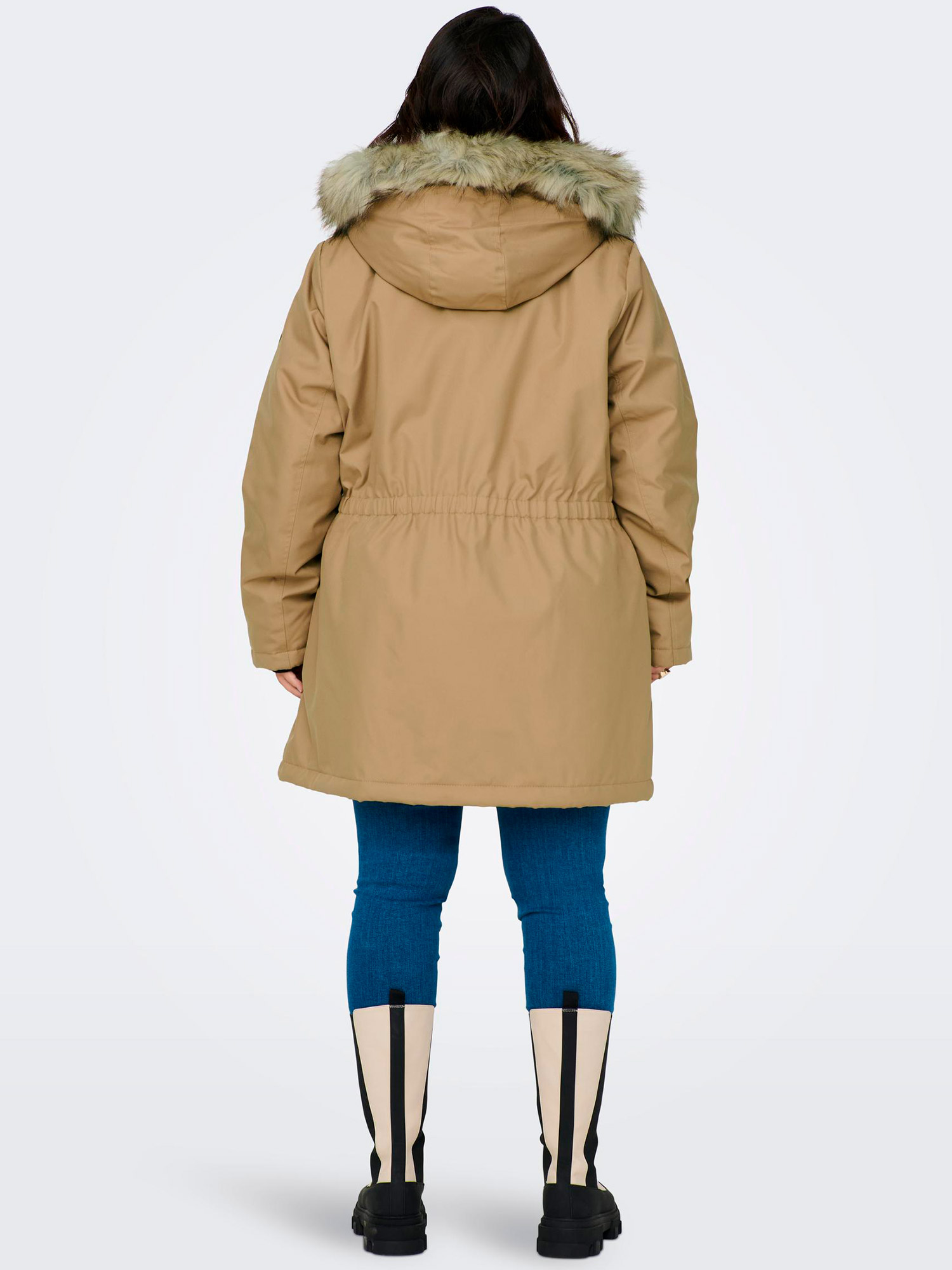 IRENA - Sandfarvet vinter jakke med hætte og aftagelig pels fra Only Carmakoma