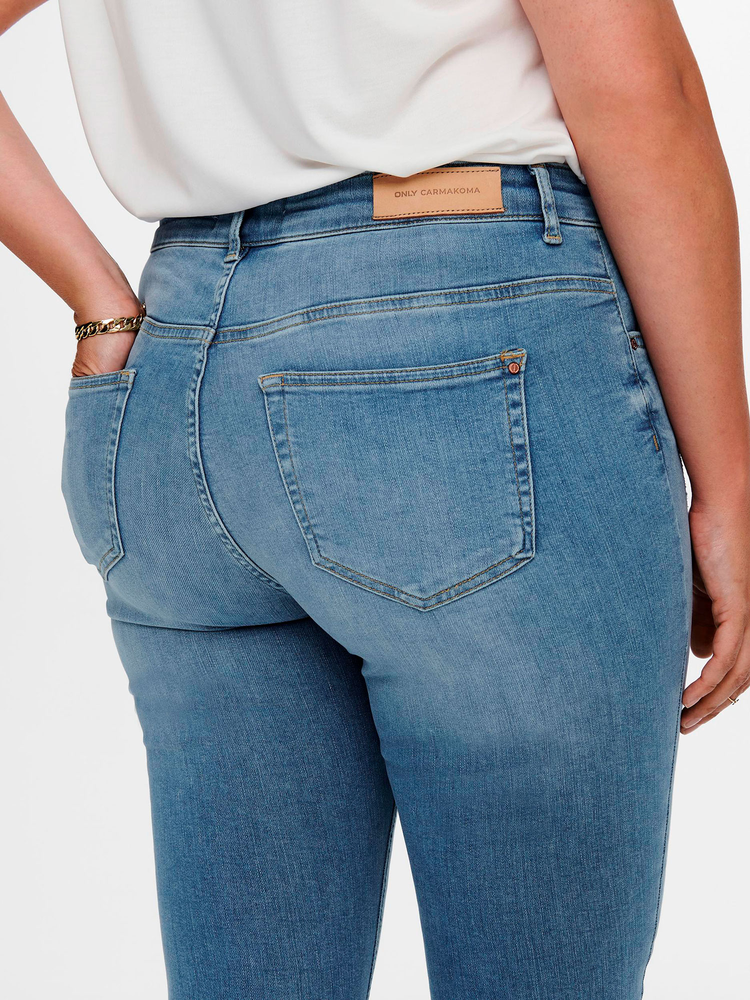 WILLY - Lyseblå 7/8 stretch jeans med frynser fra Only Carmakoma