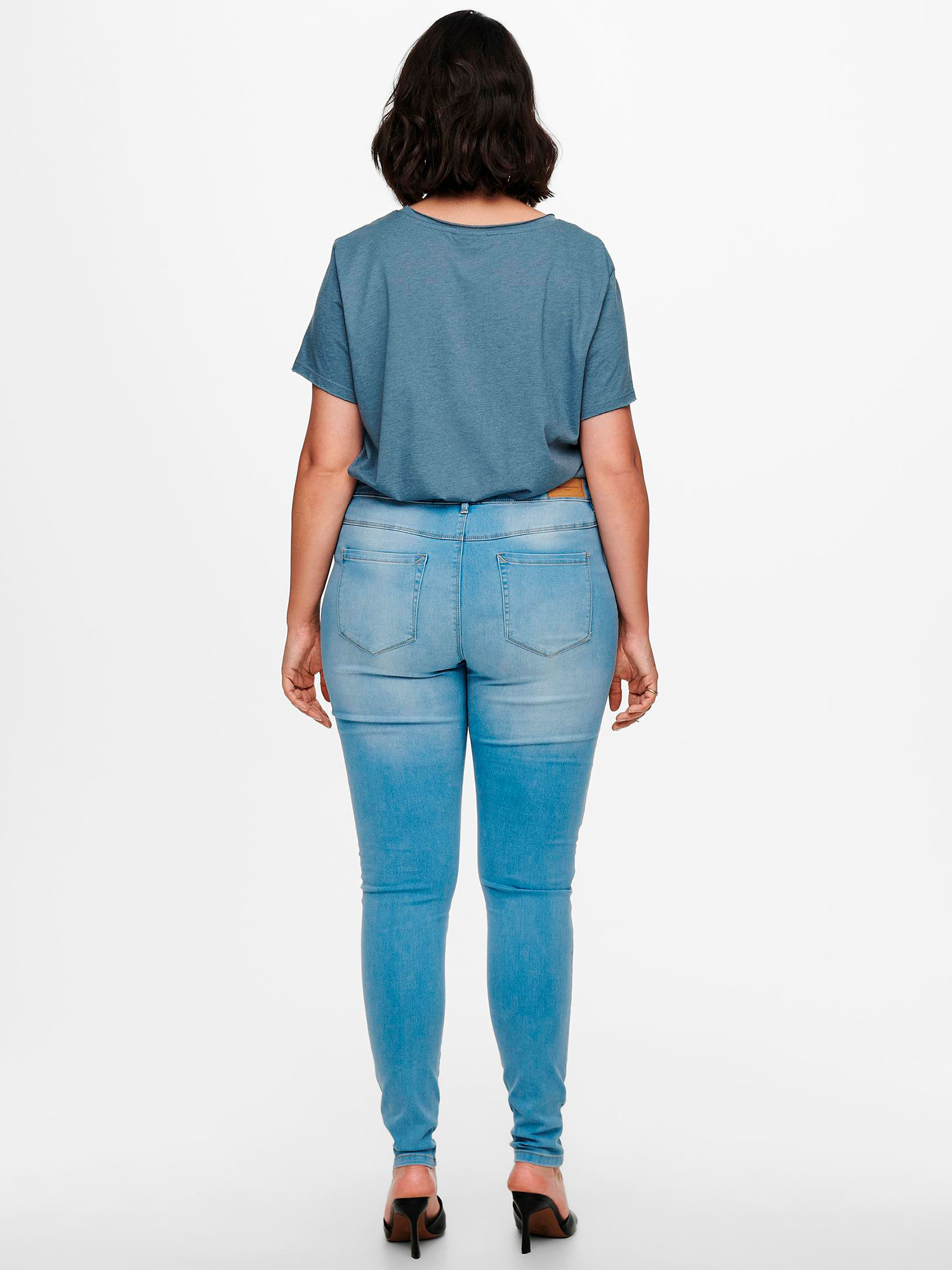 AUGUSTA - Lyseblå jeans i strækbar bomulds denim, længde 34 fra Only Carmakoma