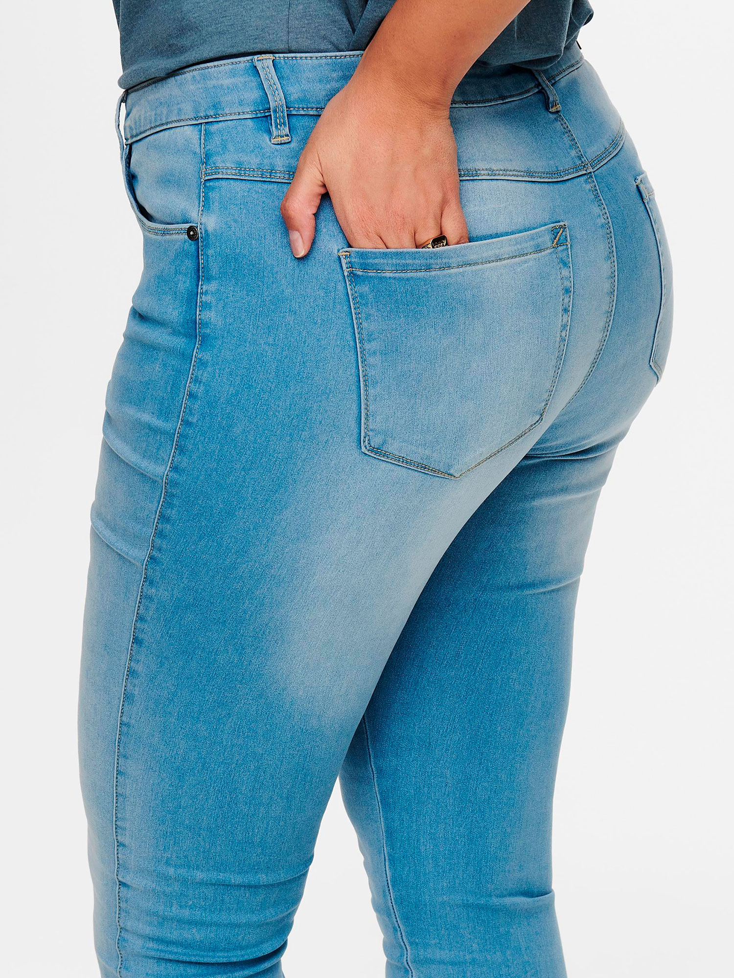 AUGUSTA - Lyseblå jeans i strækbar bomulds denim, længde 34 fra Only Carmakoma