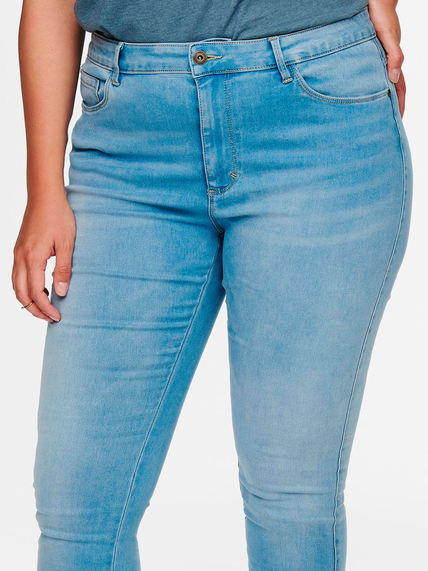 AUGUSTA - Lyseblå jeans i strækbar bomulds denim fra Only Carmakoma