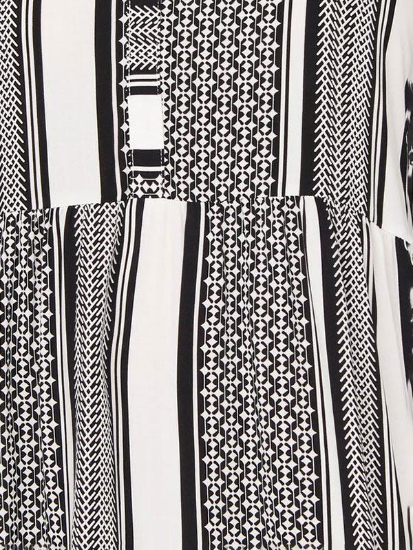 MARRAKESH - Viskose kjole i sort og hvidt mønster fra Only Carmakoma