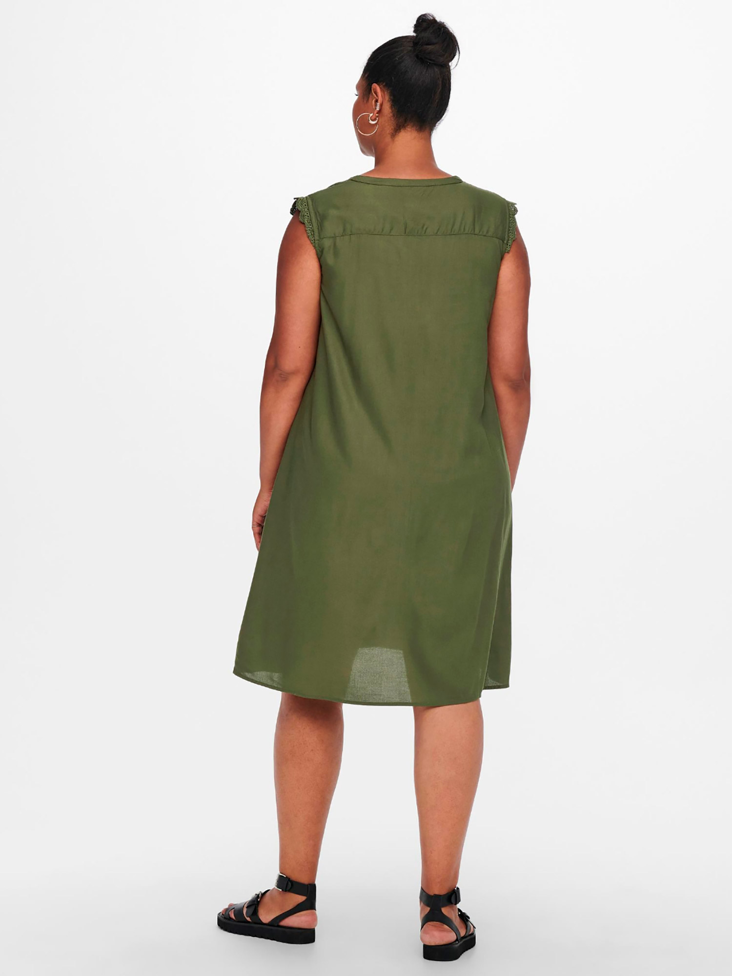 Sød oliven grøn kjole med blonde ved skulder fra Only Carmakoma