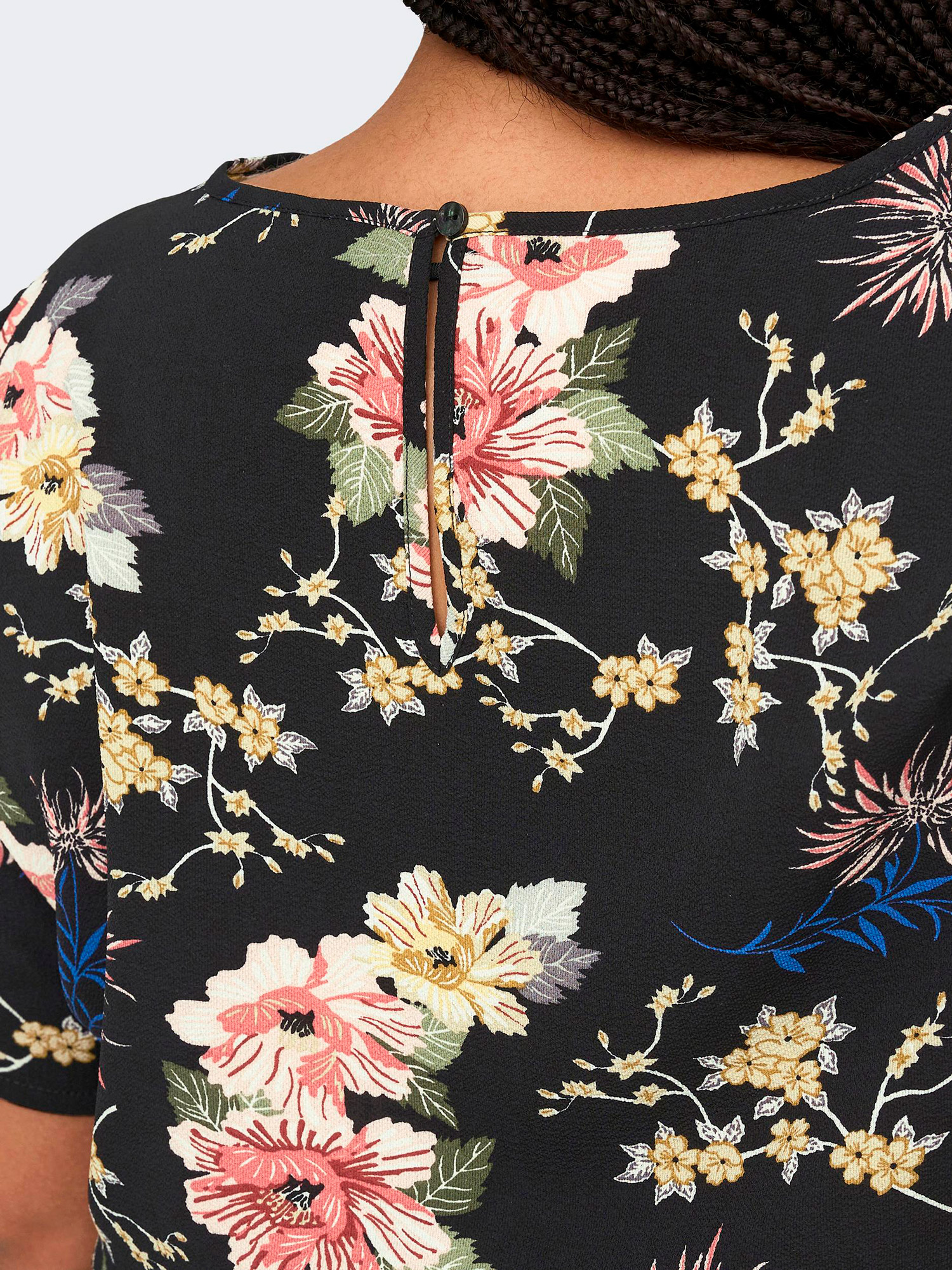 VICA - Sort bluse med flot blomster print fra Only Carmakoma