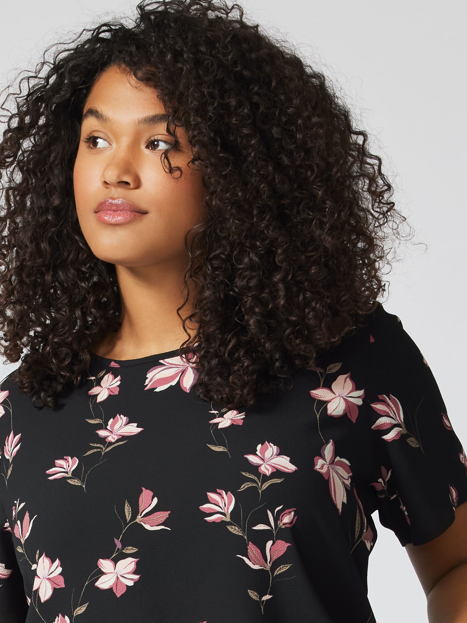 VICA - Sort bluse med rosa blomster fra Only Carmakoma