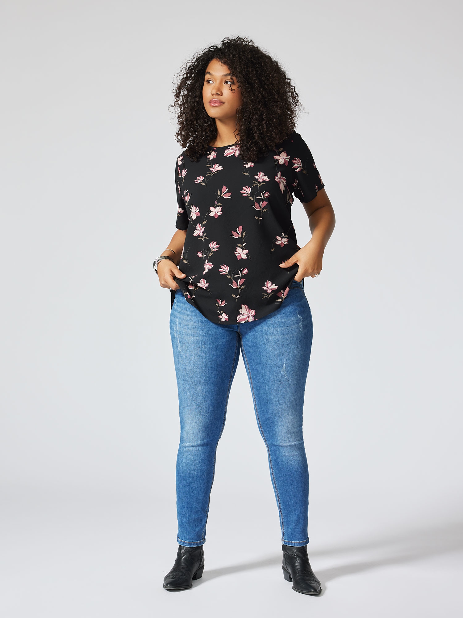 VICA - Sort bluse med rosa blomster fra Only Carmakoma