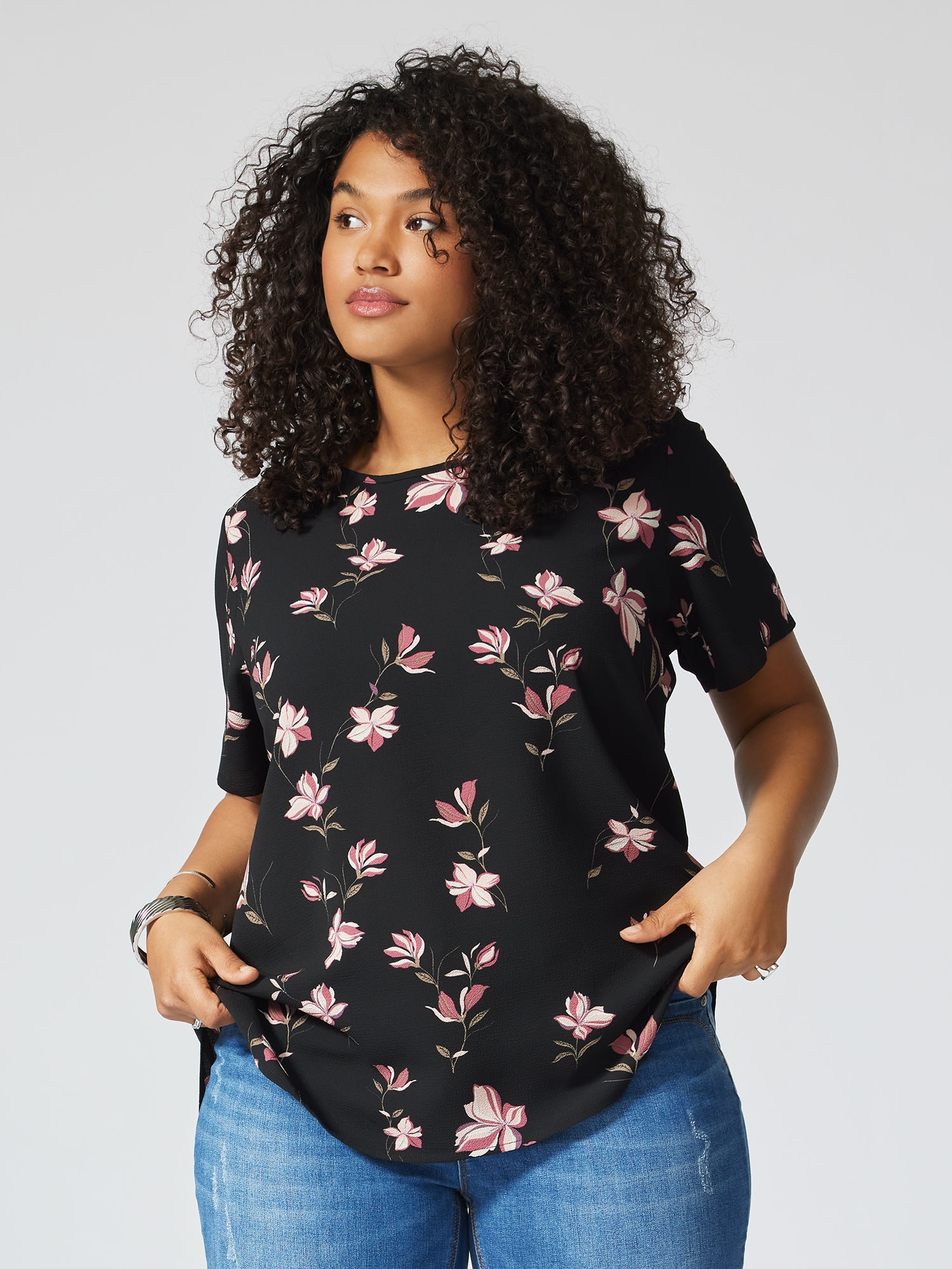 VICA - Sort bluse med rosa blomster fra Only Carmakoma