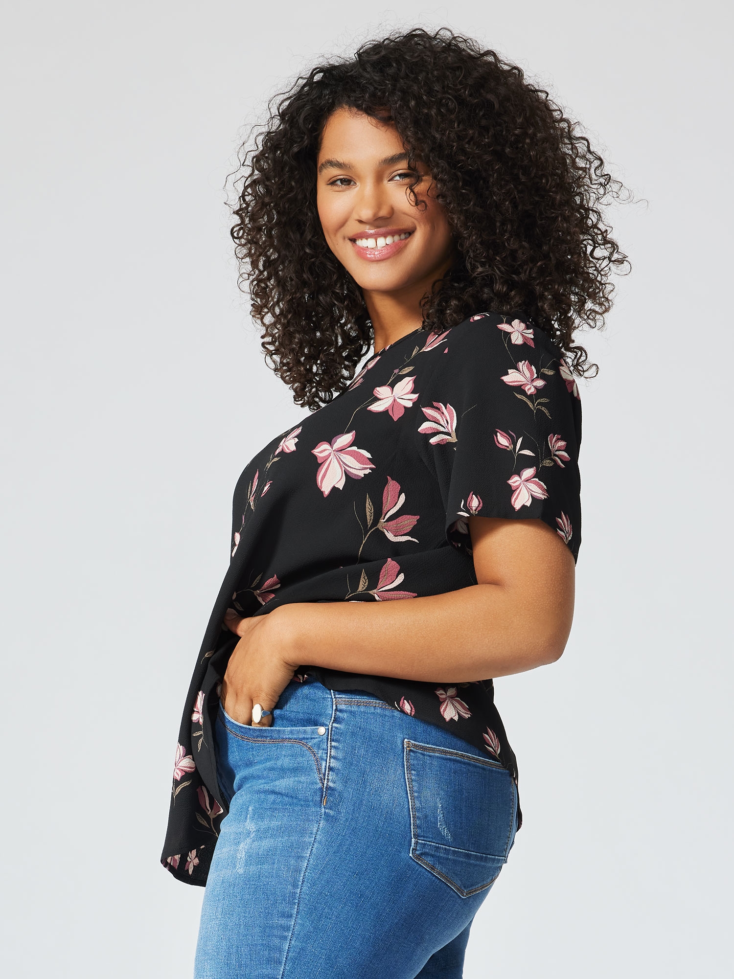 VICA - Sort bluse med rosa blomster fra Only Carmakoma