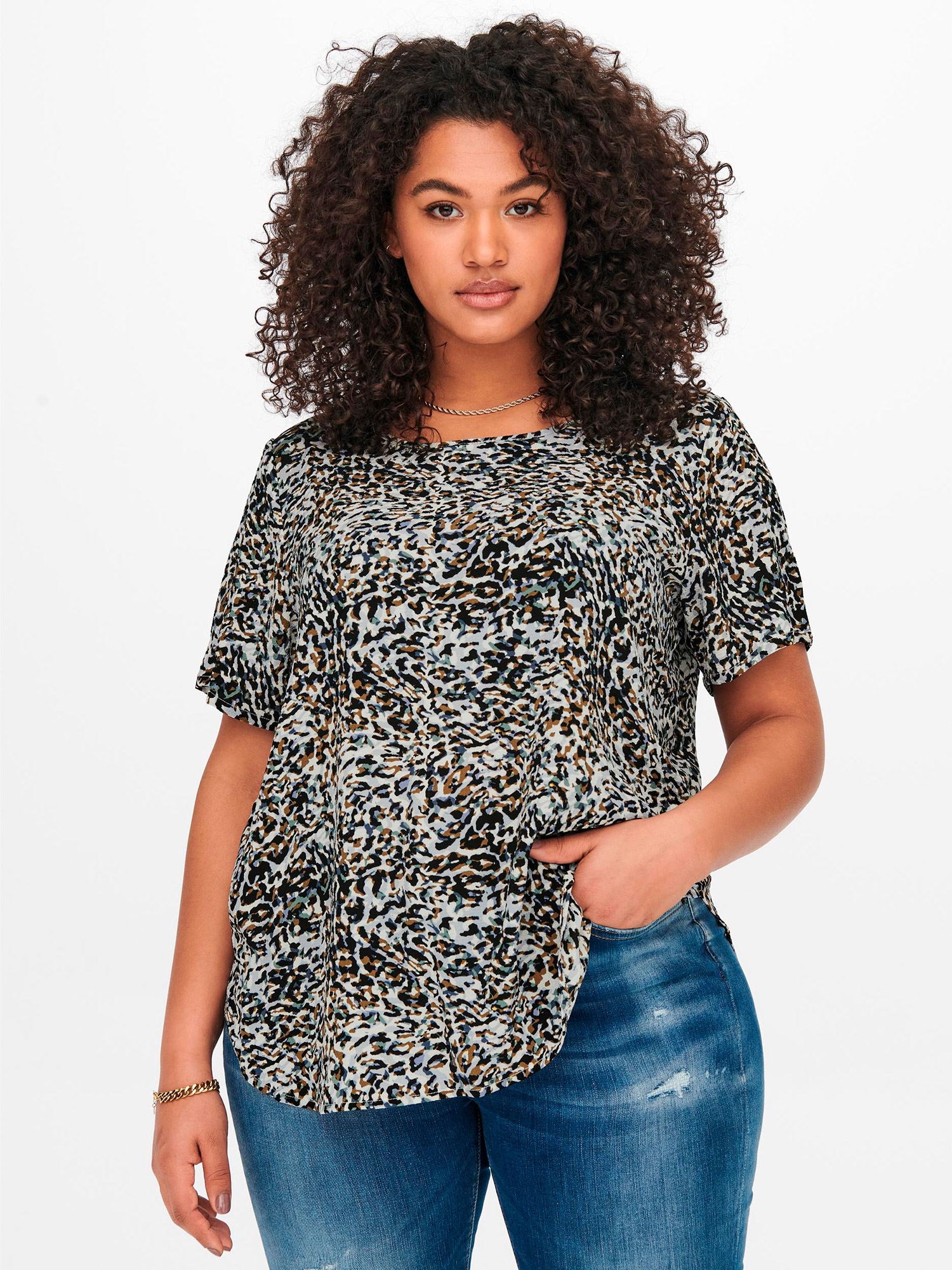 VICA - Marineblå bluse med leo camouflage print fra Only Carmakoma