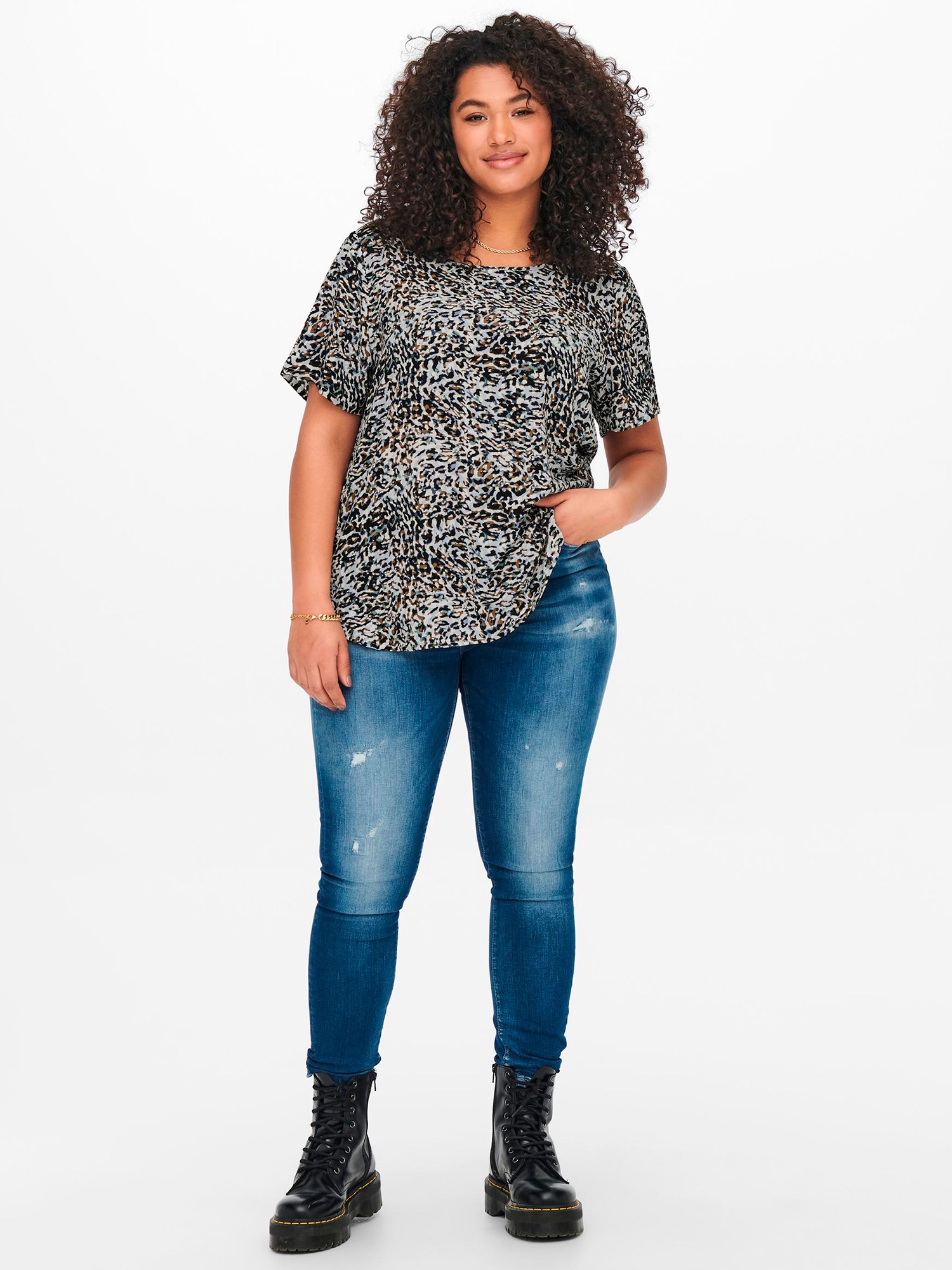 VICA - Marineblå bluse med leo camouflage print fra Only Carmakoma