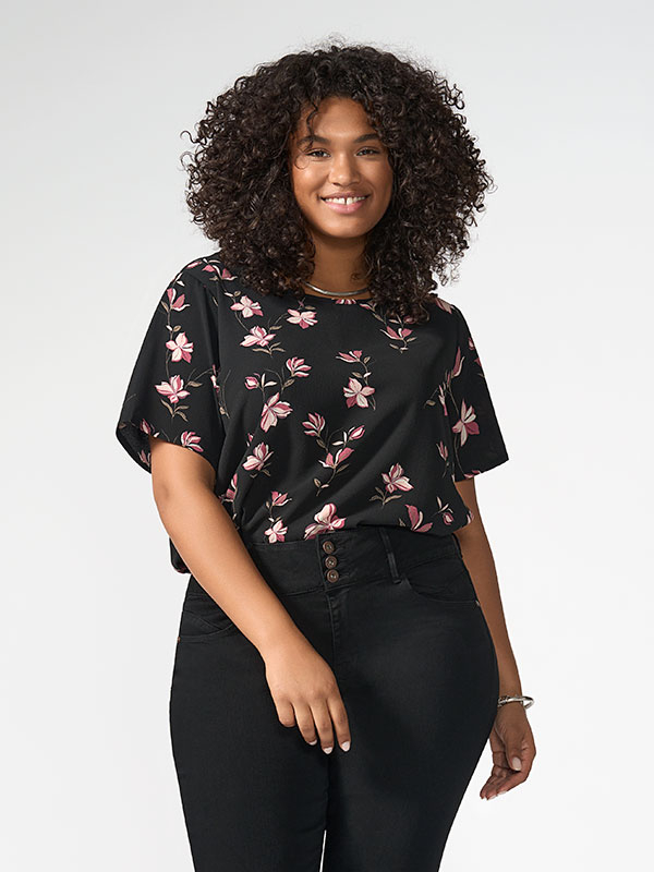 VICA - Sort bluse med rosa blomster fra Only Carmakoma