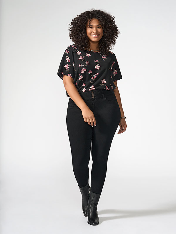 VICA - Sort bluse med rosa blomster fra Only Carmakoma