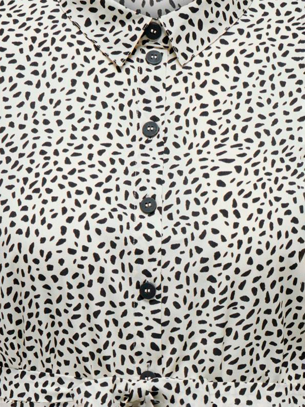 DIEGA - Råhvid skjortekjole med bindebånd og sorte prikker fra Only Carmakoma