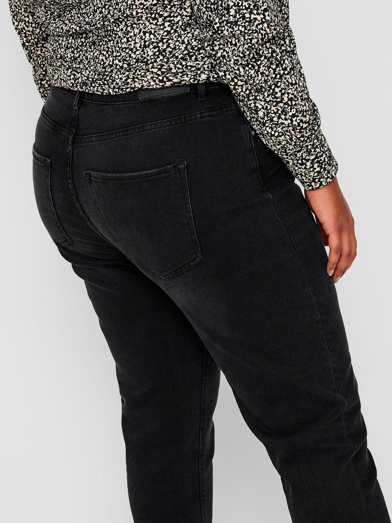 ENEDA - Sorte jeans med høj talje og ankel længde  fra Only Carmakoma