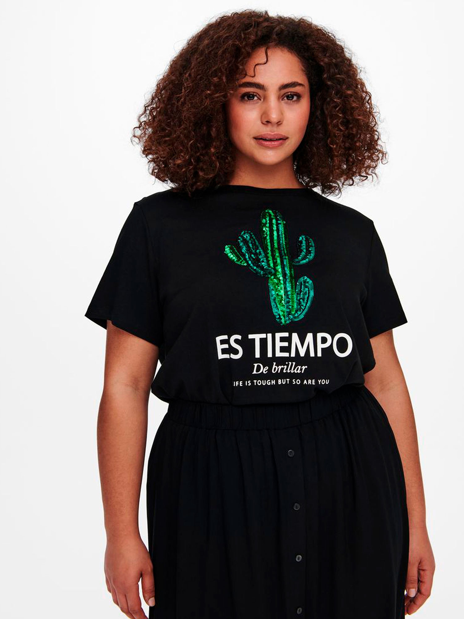 Sort t-shirt med kaktus print i pailletter fra Only Carmakoma