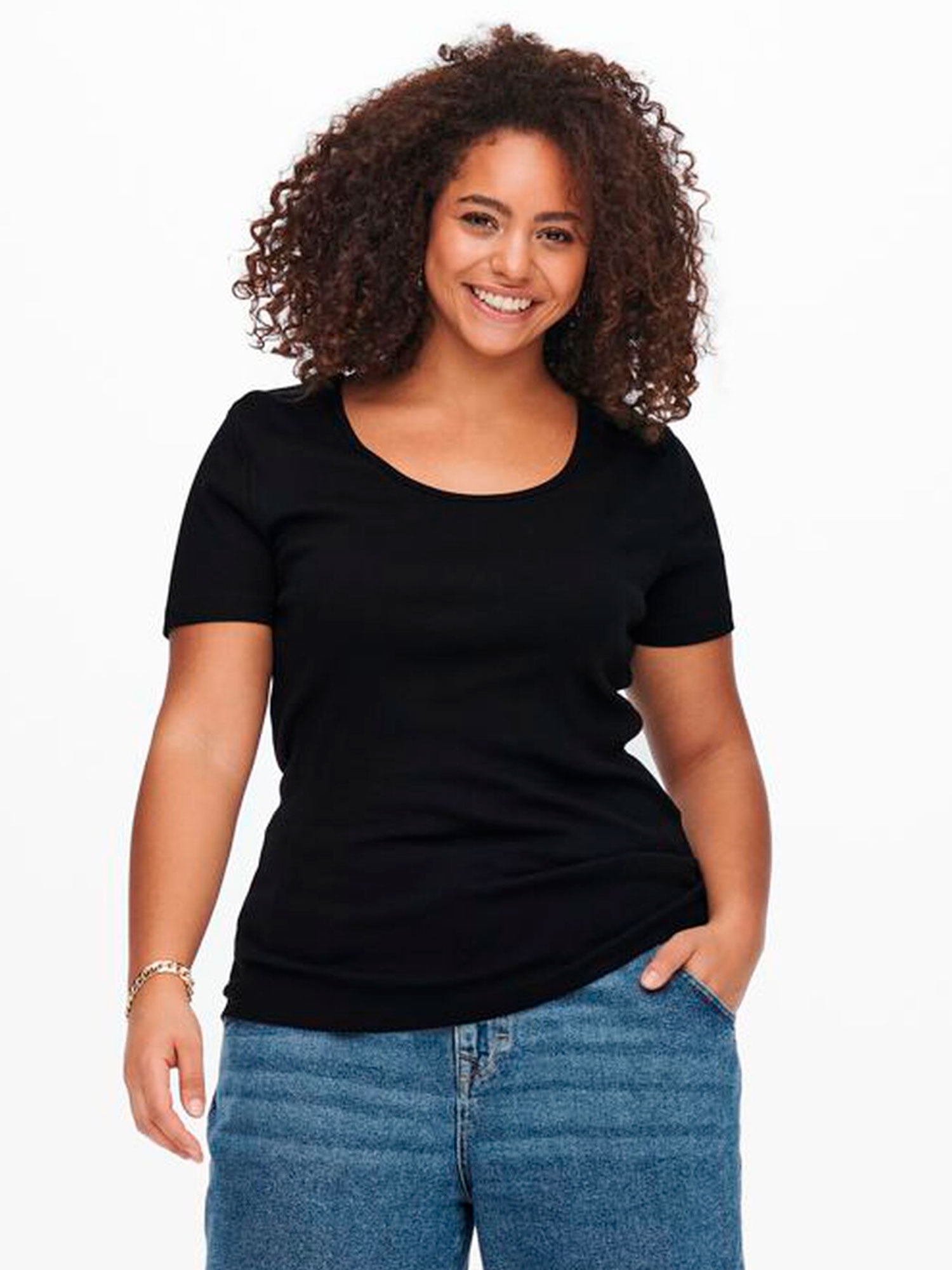 Basis T-shirt i sort bumulds jersey med smal-rillet rib struktur fra Only Carmakoma