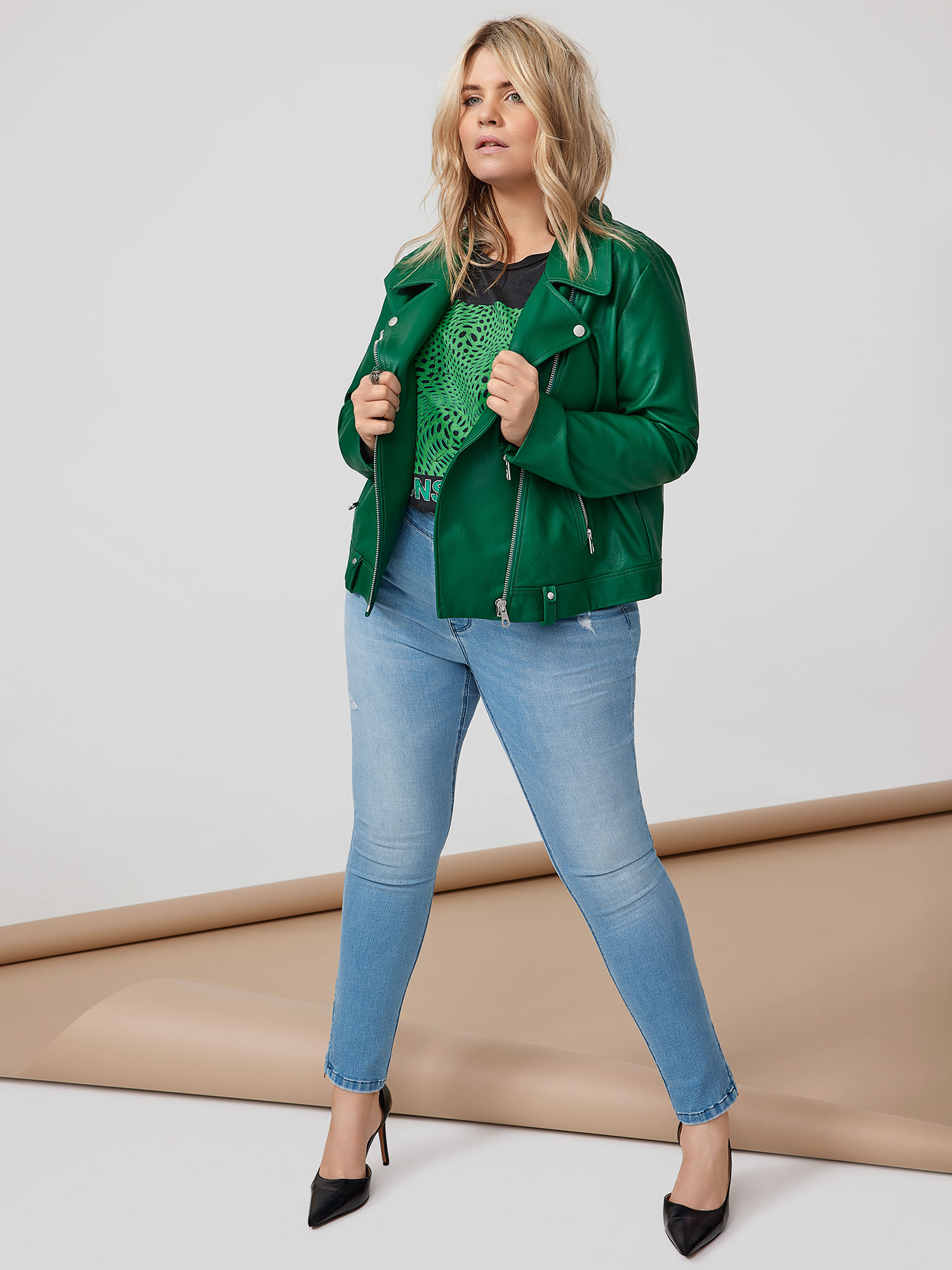 VERA - Kort grøn jakke i flot læder look fra Only Carmakoma