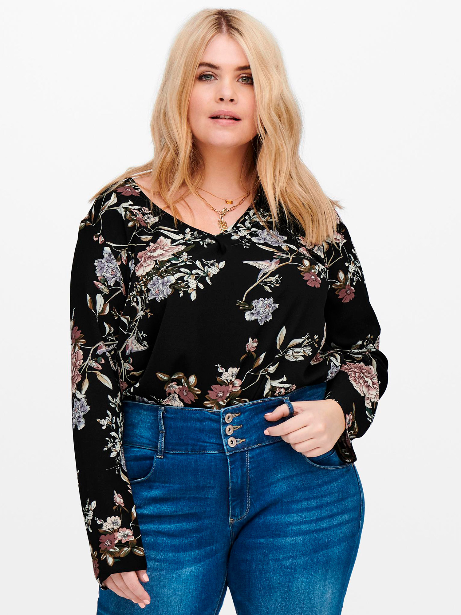 Sort bluse med flot blomster print fra Only Carmakoma