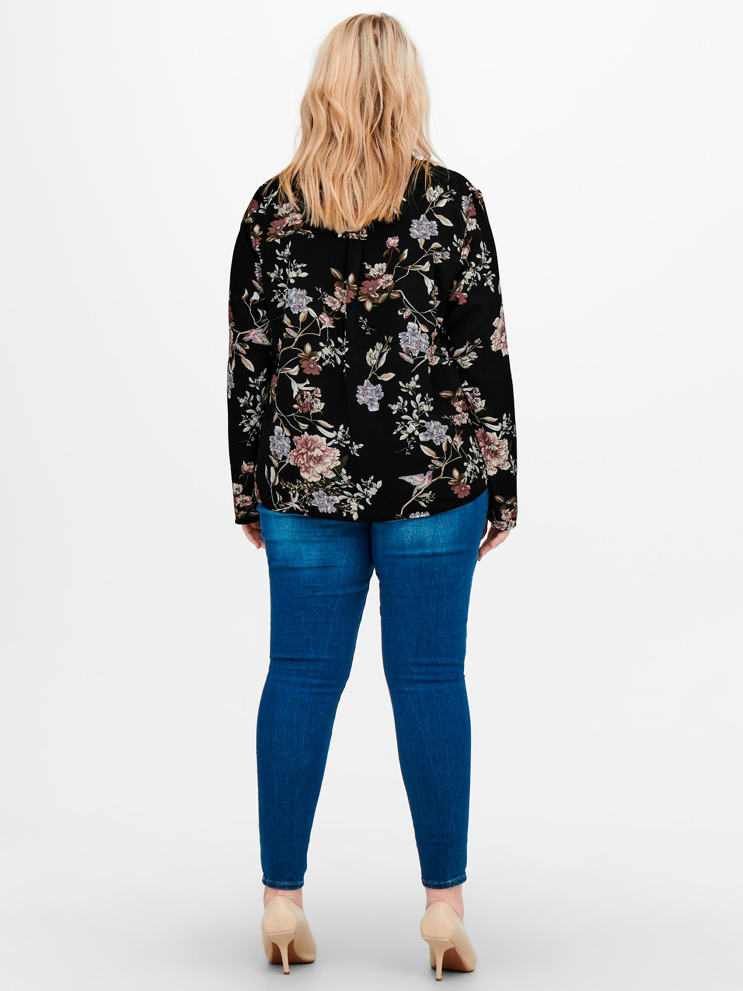 Sort bluse med flot blomster print fra Only Carmakoma