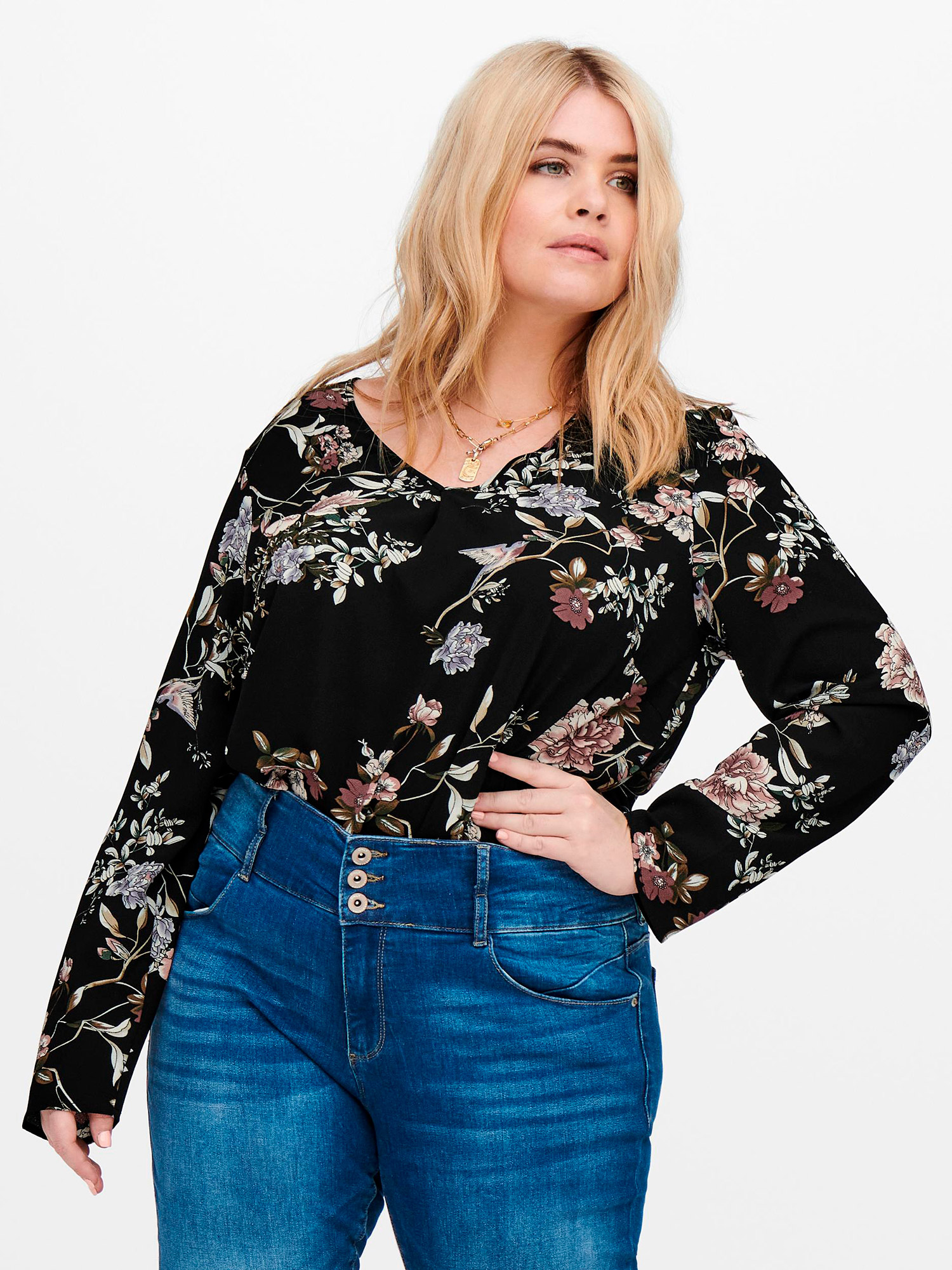 Sort bluse med flot blomster print fra Only Carmakoma