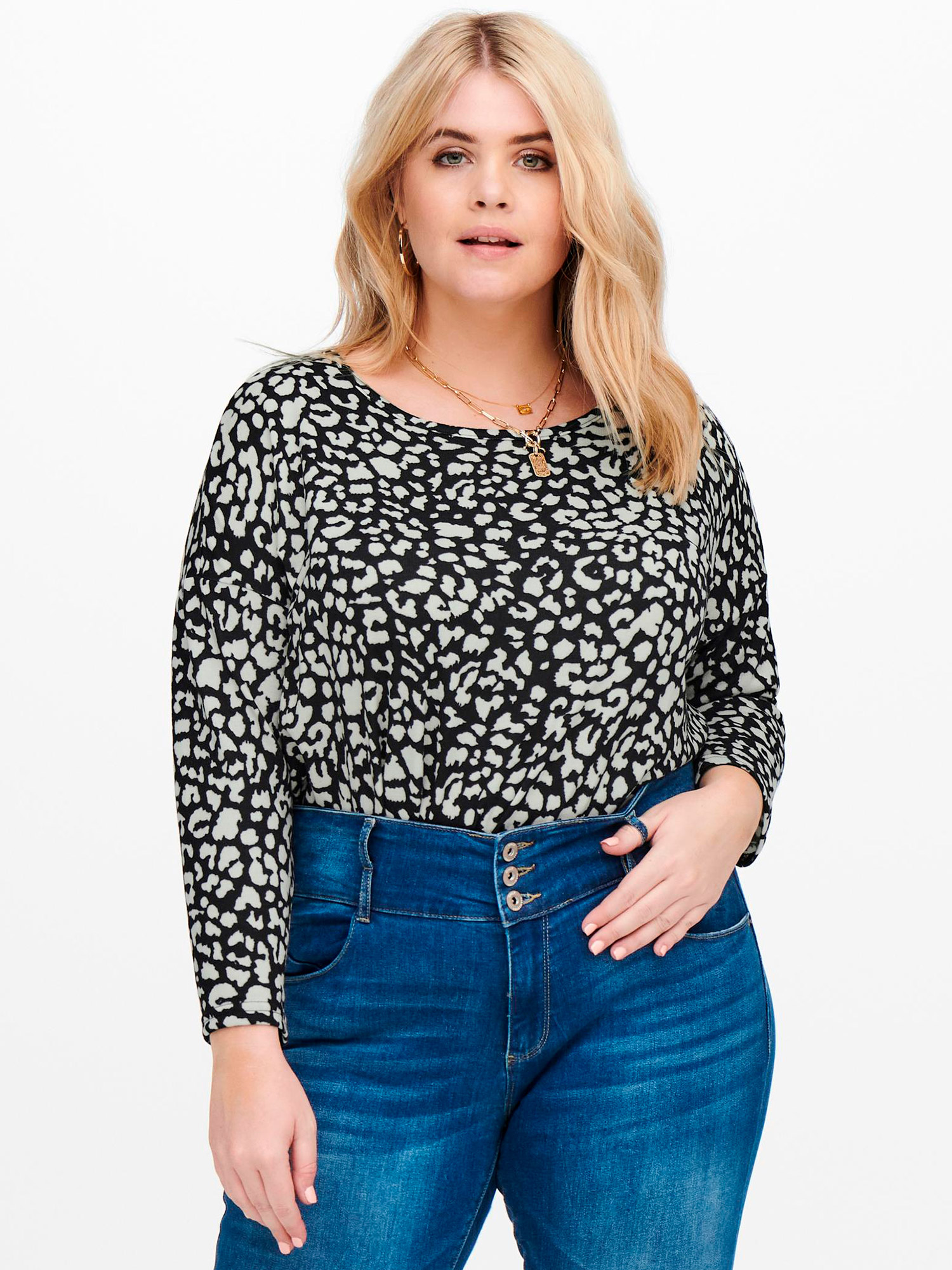 Sort bluse med lyst leo print fra Only Carmakoma