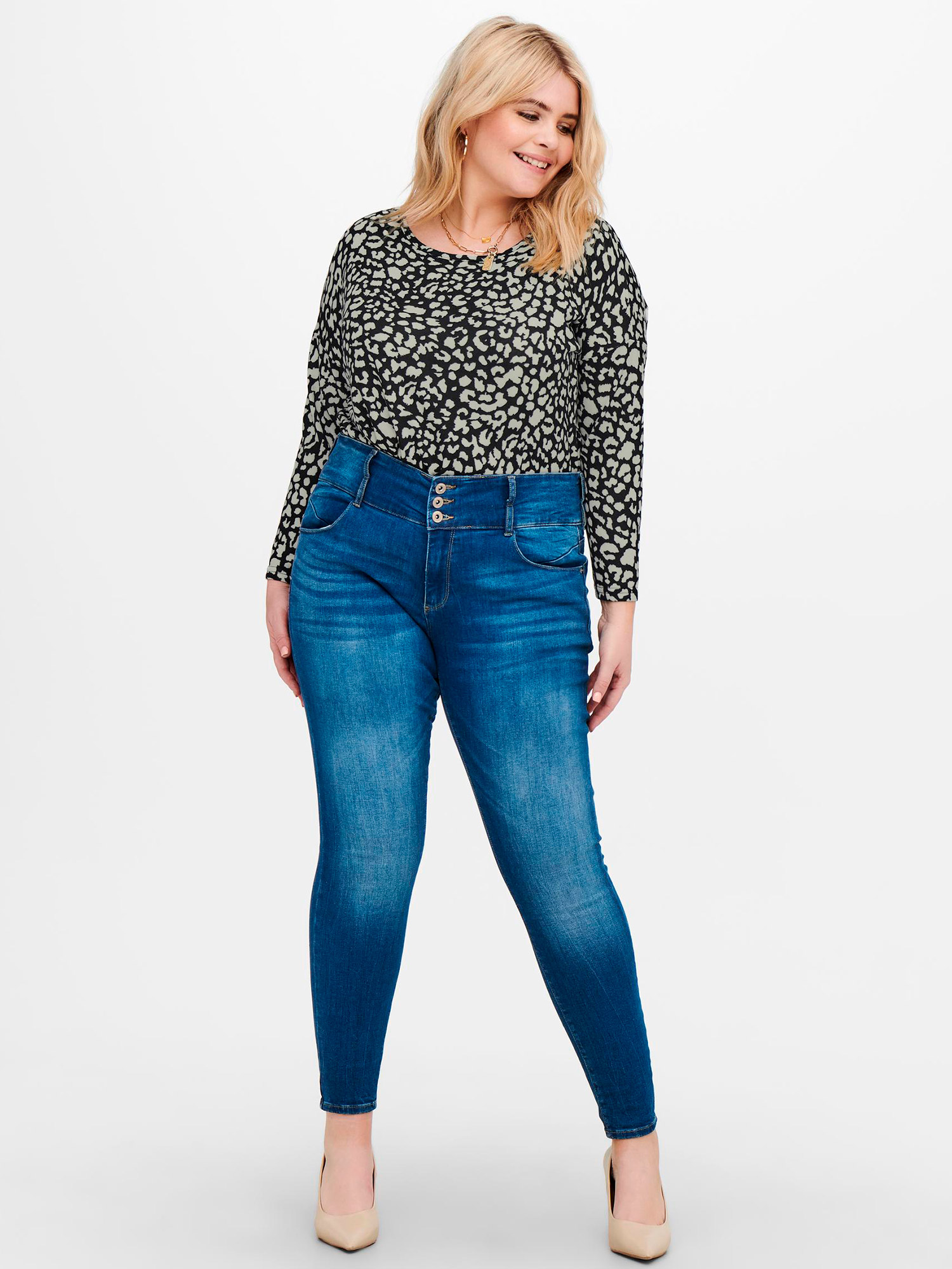 Sort bluse med lyst leo print fra Only Carmakoma