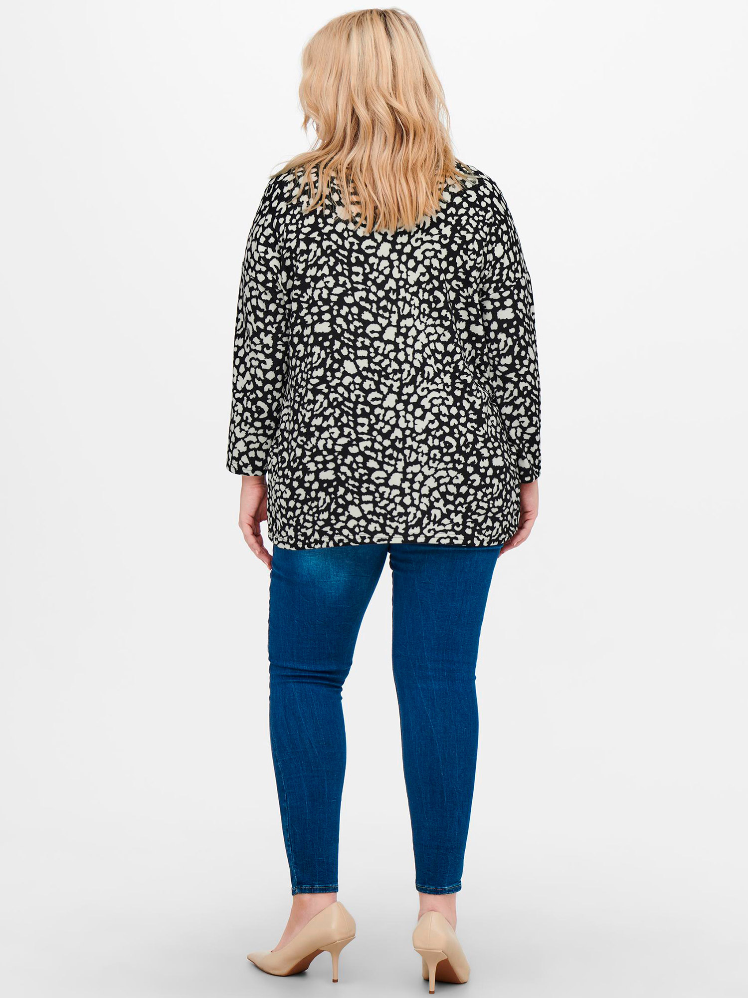 Sort bluse med lyst leo print fra Only Carmakoma