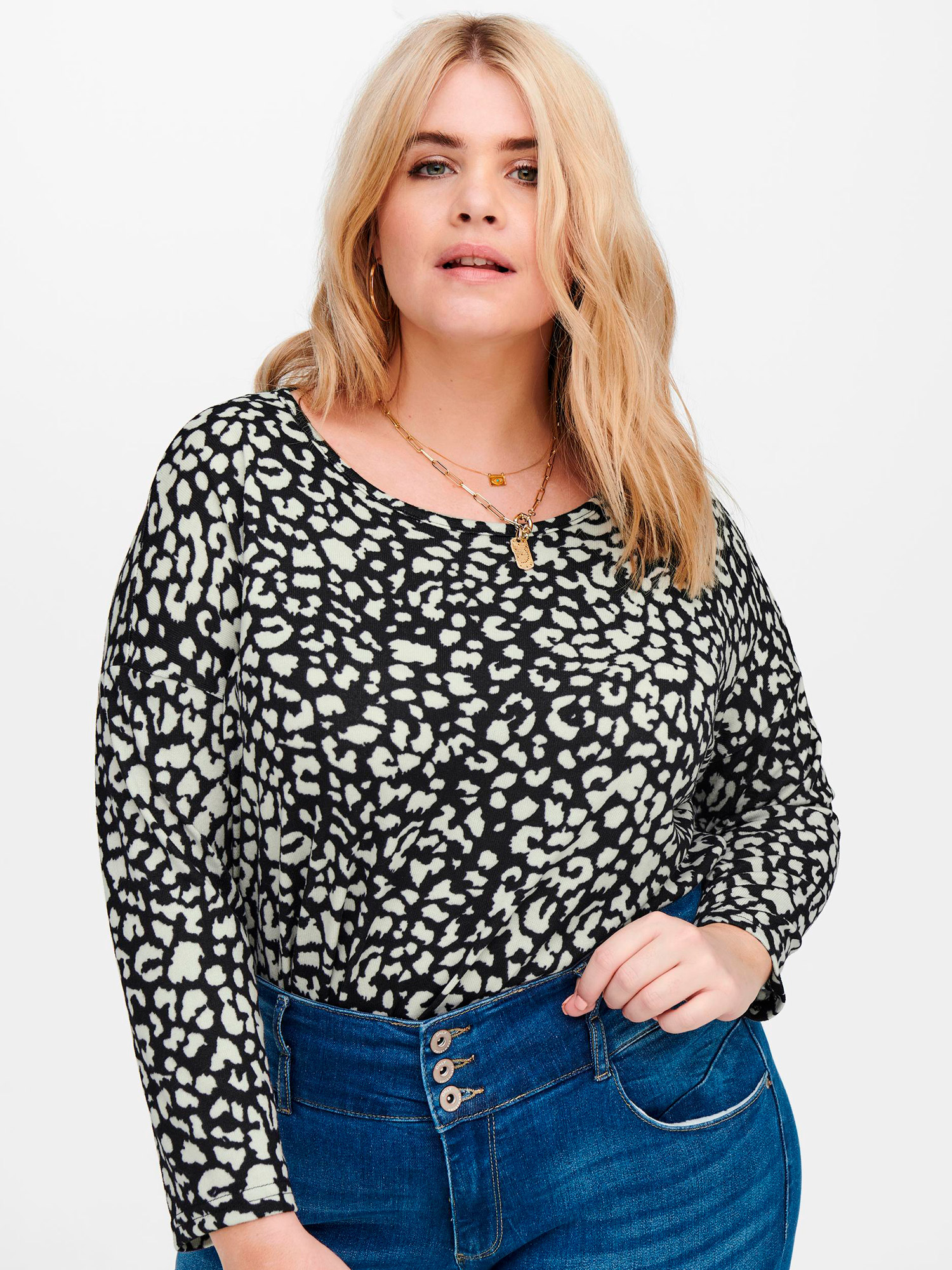 Sort bluse med lyst leo print fra Only Carmakoma