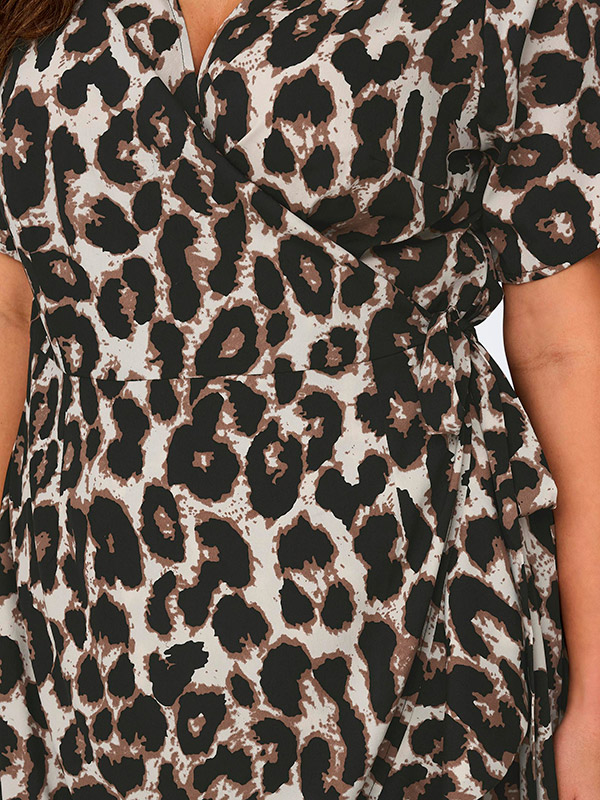 LIVIA - Beige slå-om kjole med sort og brunt mønster fra Only Carmakoma