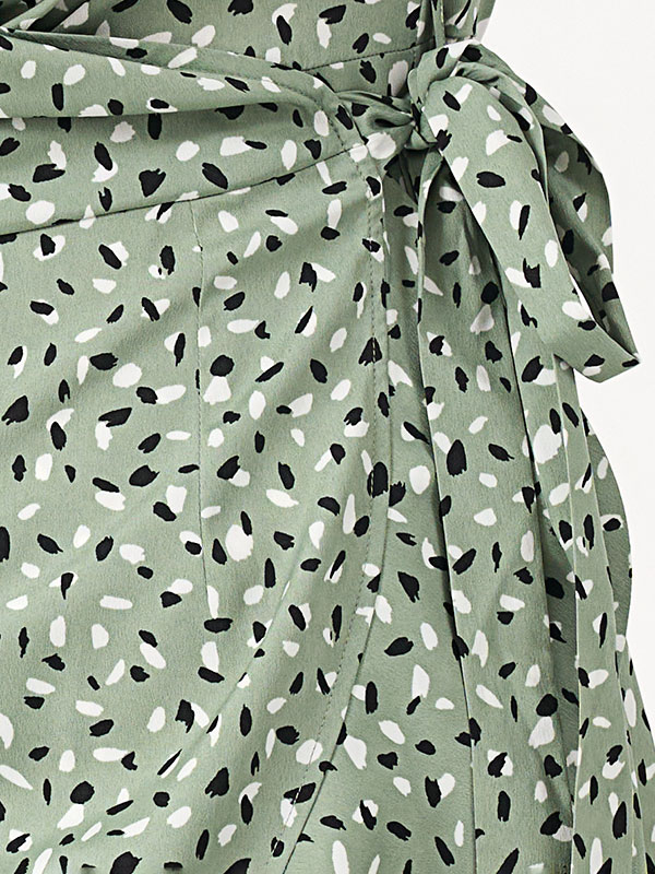 LIVIA - Grøn slå-om kjole med sort og hvidt print fra Only Carmakoma
