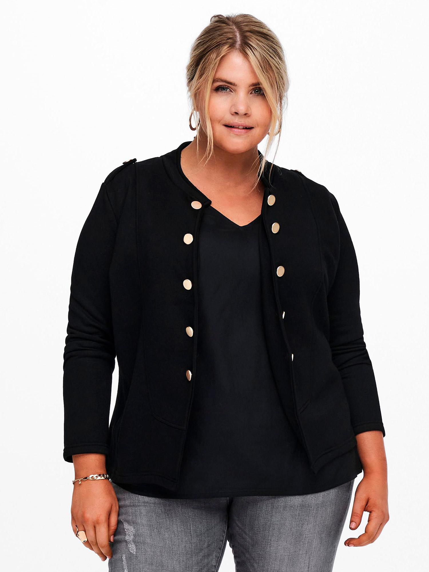 NETTE - Sort blazer med guldknapper fra Only Carmakoma