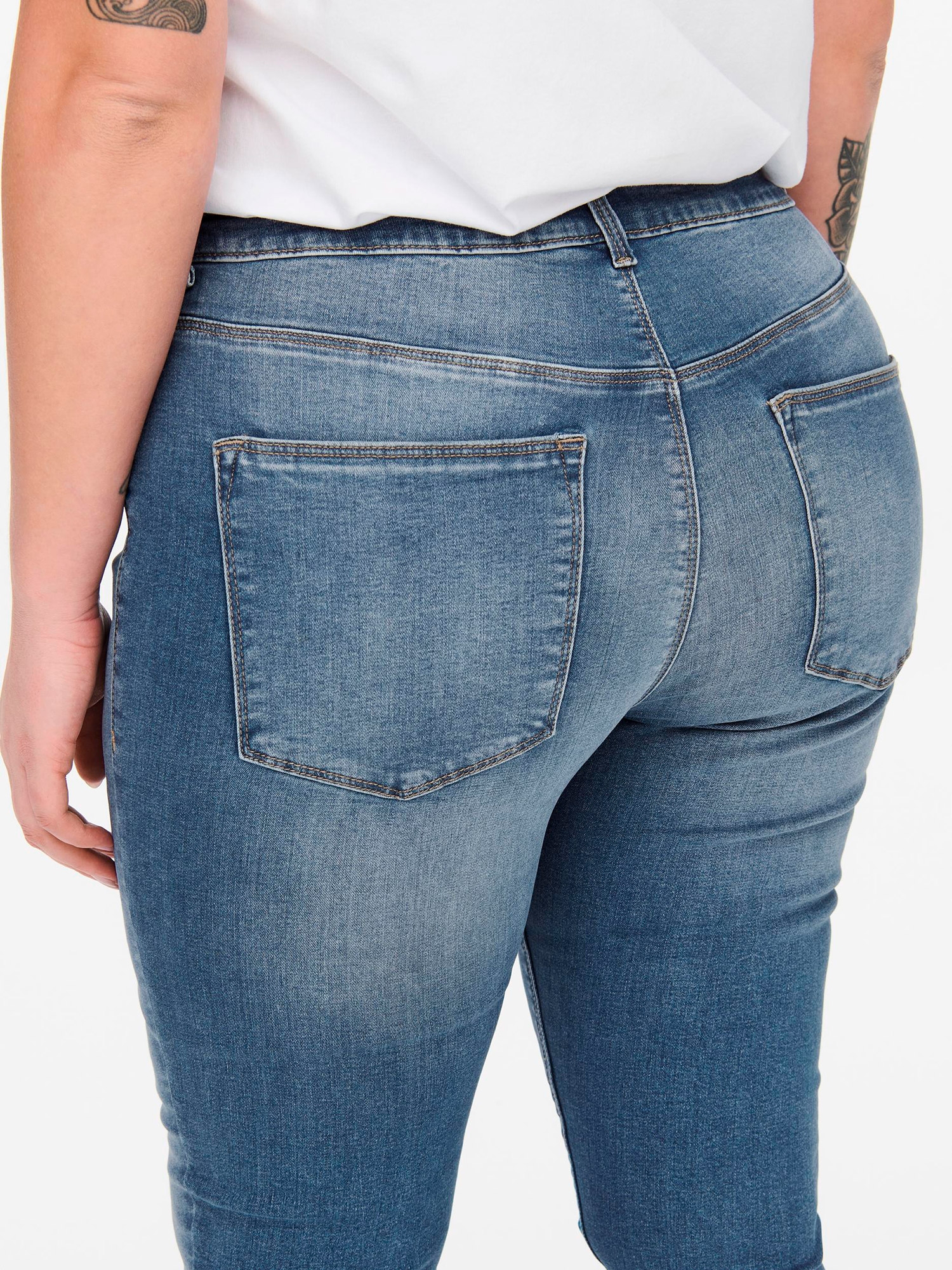 HUBA - Blå jeans i super stretch med smalle ben fra Only Carmakoma