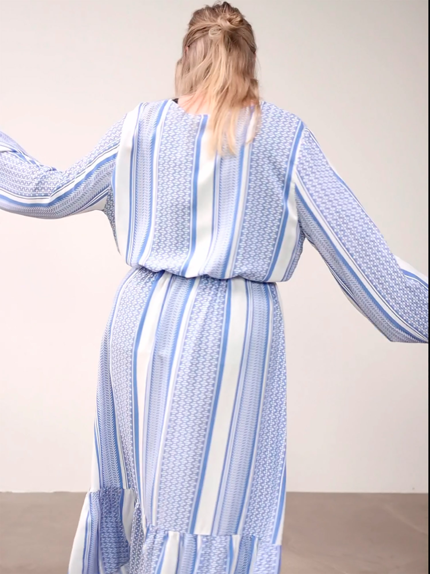 MARRAKESH - Hvid kjole med blåt mønster fra Only Carmakoma