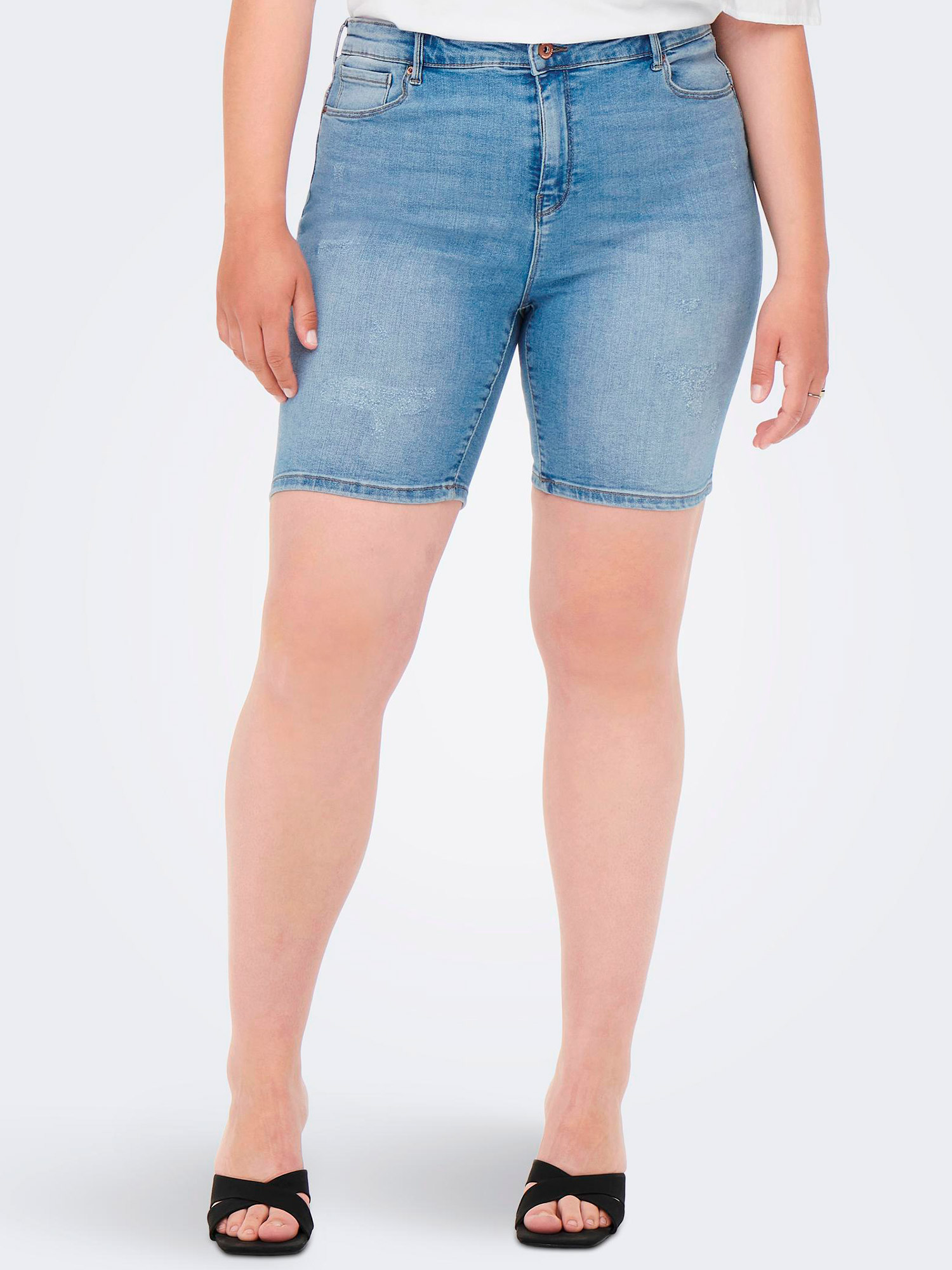 Carlaola - Lyseblå strækbar denim shorts fra Only Carmakoma