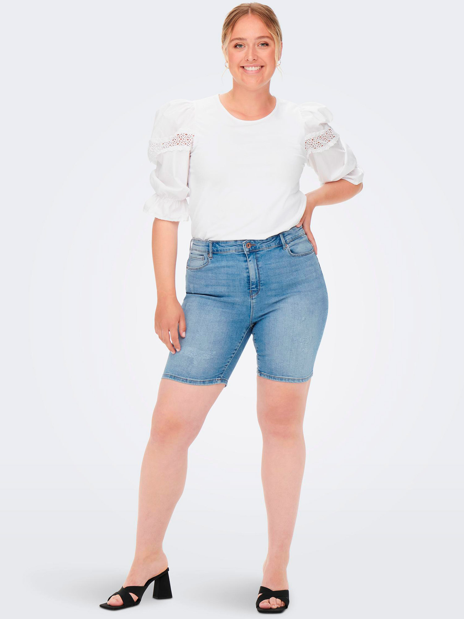 Carlaola - Lyseblå strækbar denim shorts fra Only Carmakoma