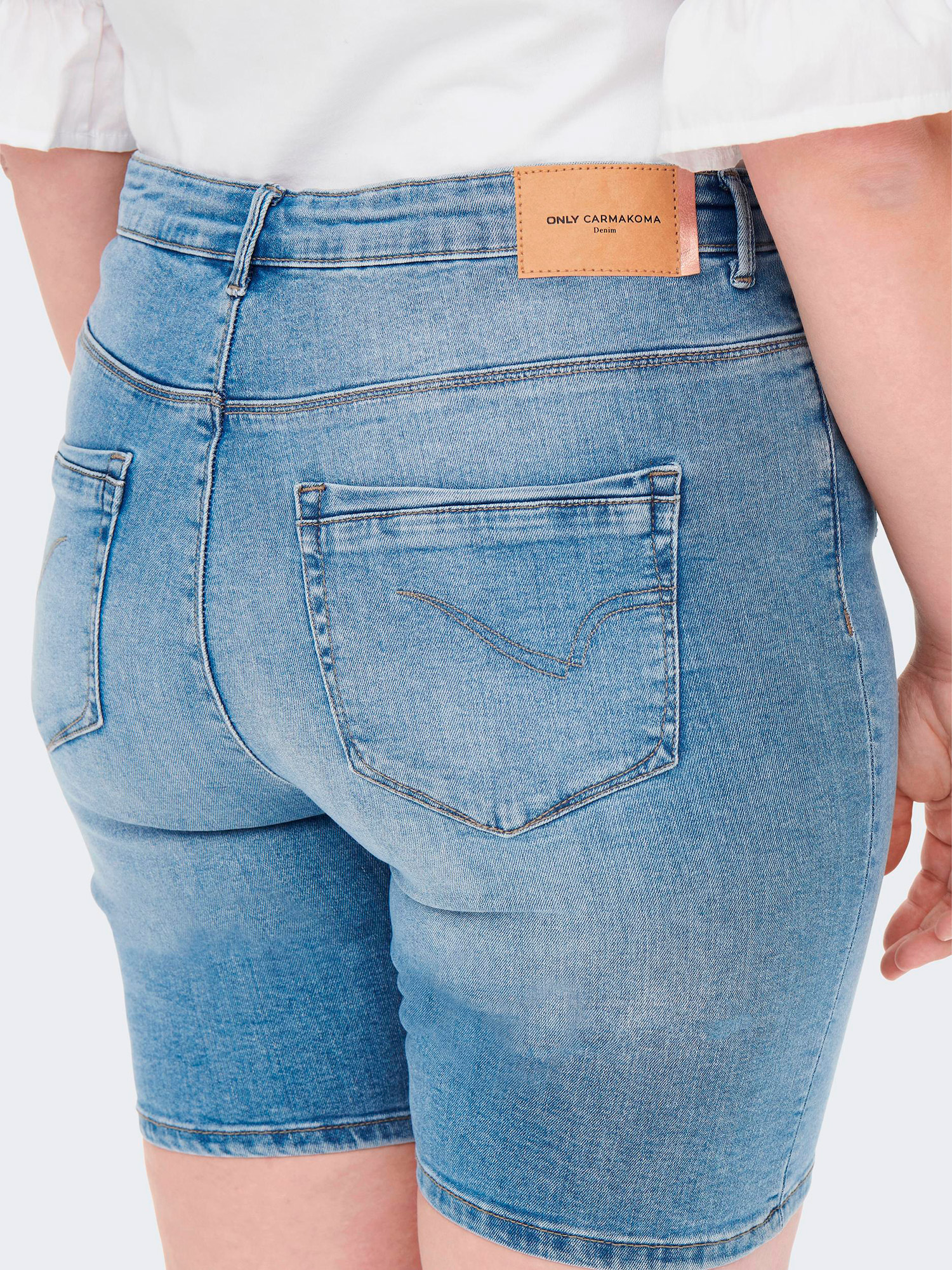 Carlaola - Lyseblå strækbar denim shorts fra Only Carmakoma