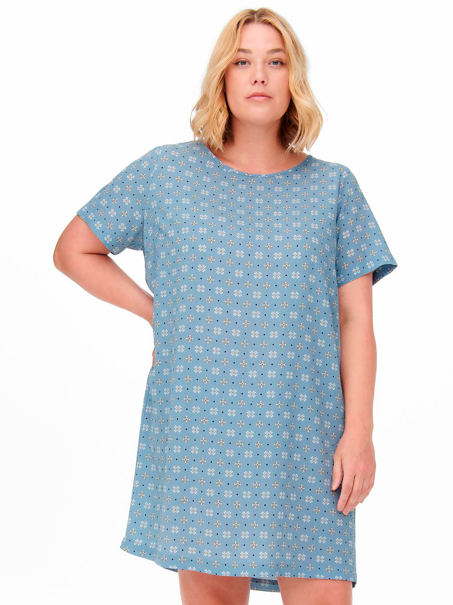 Carluxmille - Sød blå kjole med mønster fra Only Carmakoma