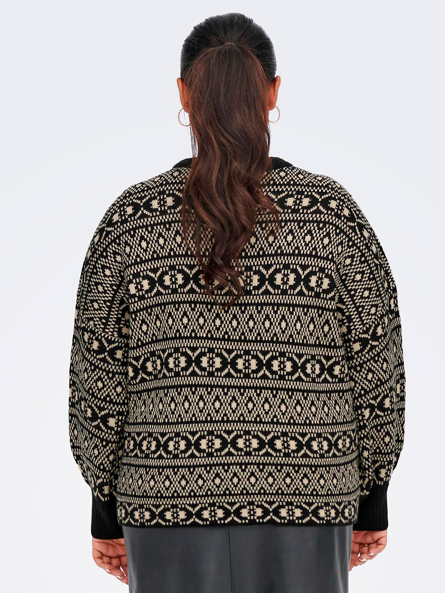 SIGRUN - Sort strik bluse med råhvid mønster fra Only Carmakoma